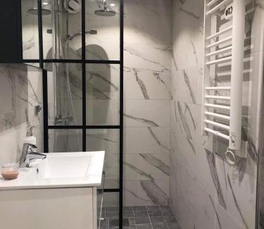 Hallevik Apartment | RYMLIG RENOVERAD GÄSTBOSTAD med egen ingång nära stranden i HÄLLEVIK