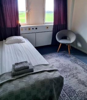 Hallsta Hotel | Hotell Tre Systrar