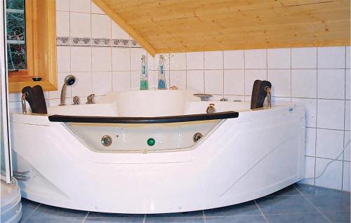 Kvinnherad House | Lovely Home In Hatlestrand With Wifi