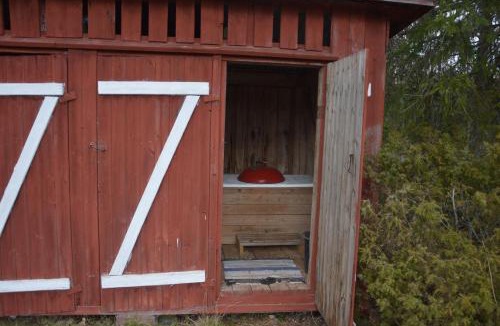 Ljordal Apartment | Cabin Dating from 1721 without internet - electricity or running water but with a traditional red painted outhouse