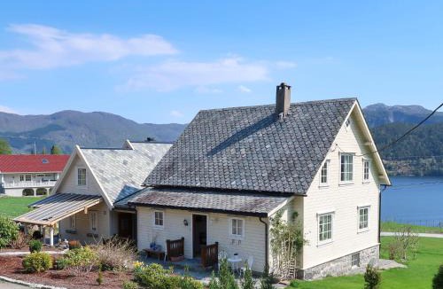 Askvoll House | Holiday Home Kvamsvika by Interhome