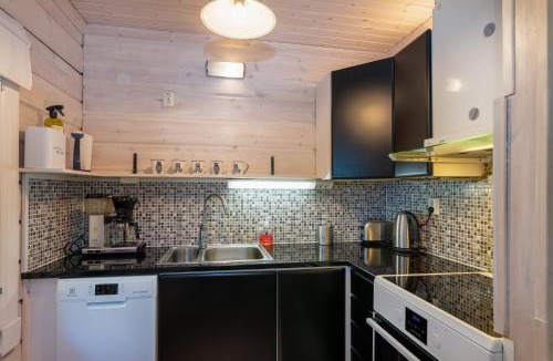 Puolanka House | Lähderinne - 2 bedroom log cabin, private beach, wifi & sauna