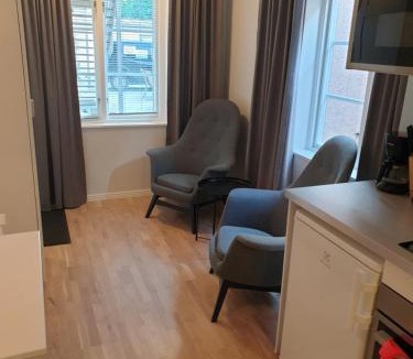 Innerstaden Apartment | Adelsgatan 36 lägenhetshotell, Gotland Living and Meeting