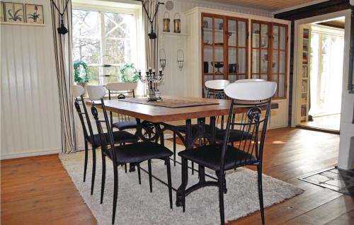 Mellerud House | Lovely Home In Mellerud With Kitchen