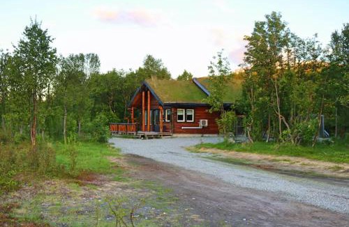 Storslett Cabin | Cabin by the river