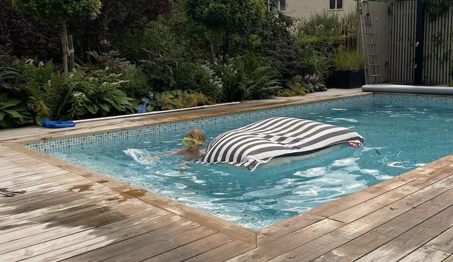 Familjevilla med Uppvärmd Pool, 15 min Från Stockholms Centrum in Stockholms län