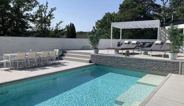 Exclusive villa with lake view and pool 15 min from city in Stockholms län