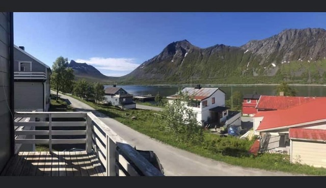 Beautifull villa with view from balcony to the sea ! in Gryllefjord