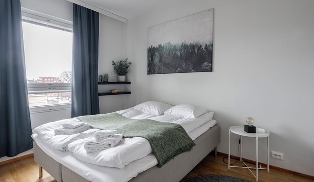 Modern 1BR Apt with Sauna, Balcony & Free Parking