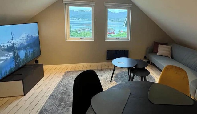 1 Bed Loft Sleeps 4 -Hot Tub, Sauna & Pets Ok in Stokmarknes