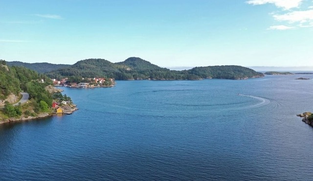 Holiday home Loneperle, new from summer 2023 ! in Lonestrand near Lindesnes-Furuholmen, southern Norway, sunny, spacious property with its own lake 'Lonetjønna' at the house, chic fully restored cottage for 6 people, tastefully furnished, 3 bedro. in Lindesnes - Lonestrand - See Lonetjonna