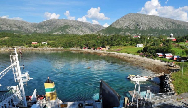Cottage "Stokkasjøen Rorbu", 8870 Visthus, Norway - Nordland, southern North Norway, Helgeland coast, 5 persons, 2 living levels, 1 kitchen, 2 bathrooms, 3 bedrooms, Internet Wlan, directly on the water, non-smoking, 85 sqm living area etc., vaca. in Visthus-Vevelstad - Nordland - Helgeland