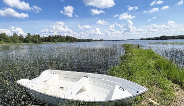Renovated nice cottage located outside Värnamo and only 30 meters from the lake Flåren |SE07055 in Tånnö