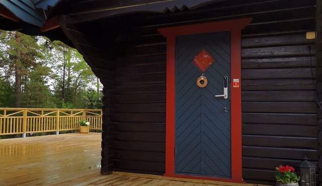 Timber cottage 1/2 with Jacuzzi close to the Vänern in Värmlands län