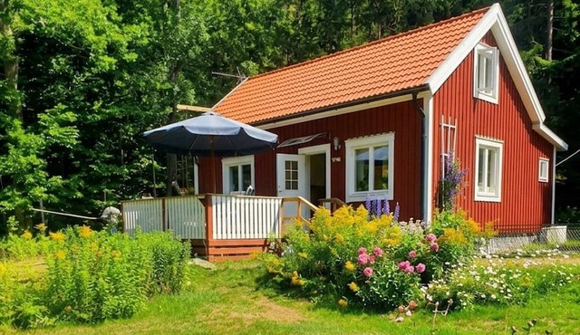 Holiday home with guest cabin just 40 meters from the water in Eringsboda
