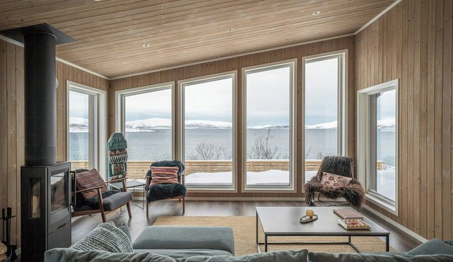 Mountains, sea and northern lights right outside in Nord-Lenangen