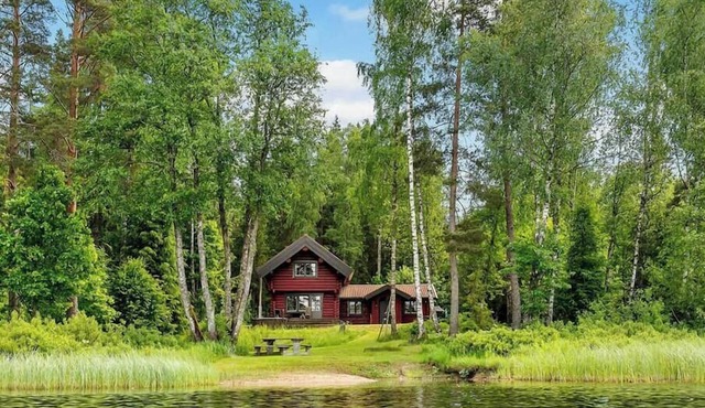 Timber cabin with sauna by the lake in Isaberg in Hestra