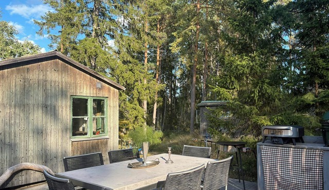Cozy cottage surrounded by forest and nature in Bergshamra