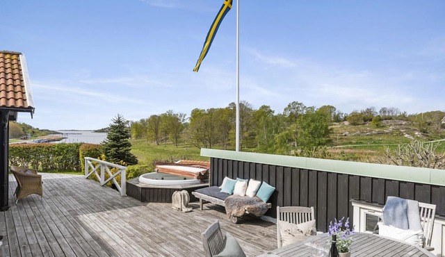First-class family accommodations with ocean views, a hot tub, and kayaks. Seats for 10. in Onsala