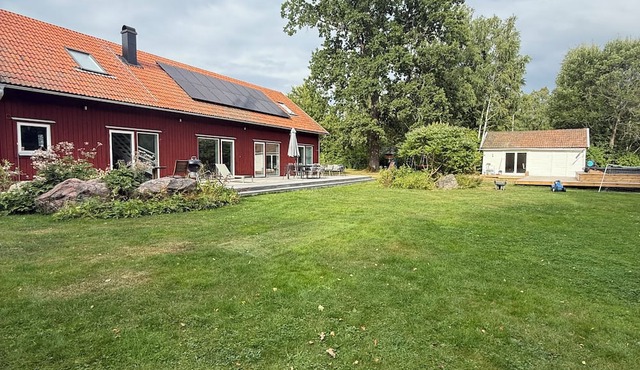 Welcome to a spacious home in Mälby, close to nature and Lake Mälaren in Duved