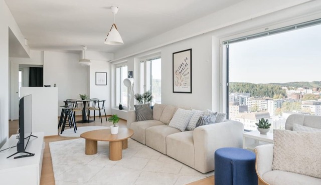 High-floor two-bedroom with sauna and lake views in Jyväskylä
