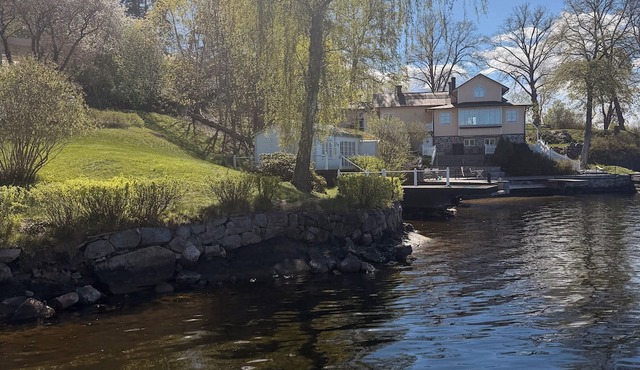 Lake cottage with its own dock and sandy beach in Stockholm