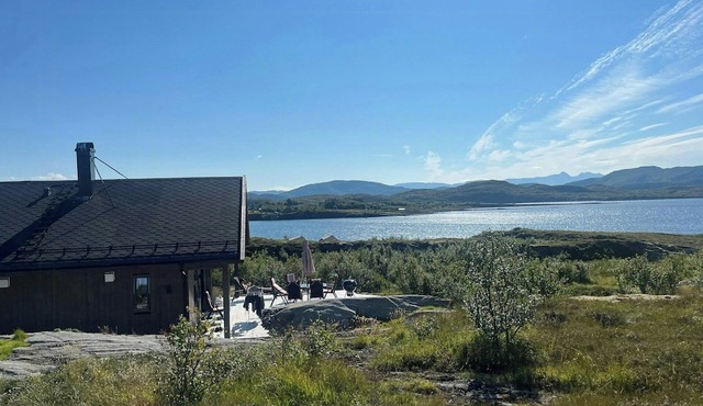 Family cabin with views of Dønnamannen mountain
