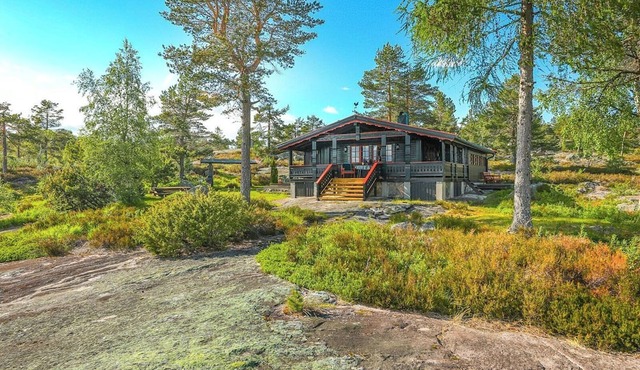 Traditional cabin by Reinsvatn in Treungen