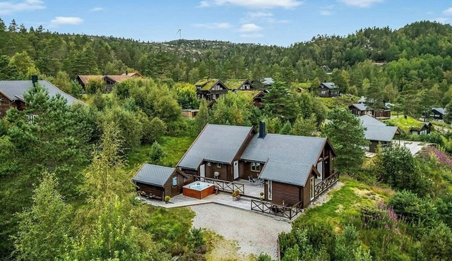 Cabin with jacuzzi and stream in Krågeland
