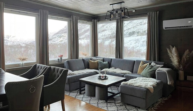 Remote cabin with hot tub near Vettisfossen