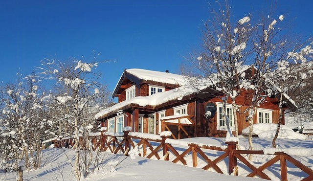 Experience genuine cabin charm in log cabin