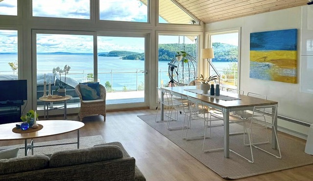 Cabin with veranda and fjord view near Tønsberg