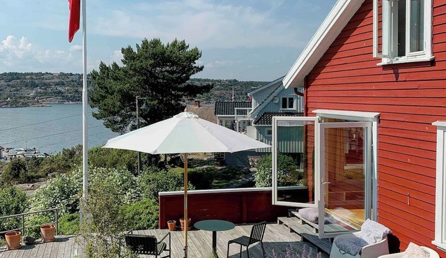 Idyllic cabin with sea view on peaceful island