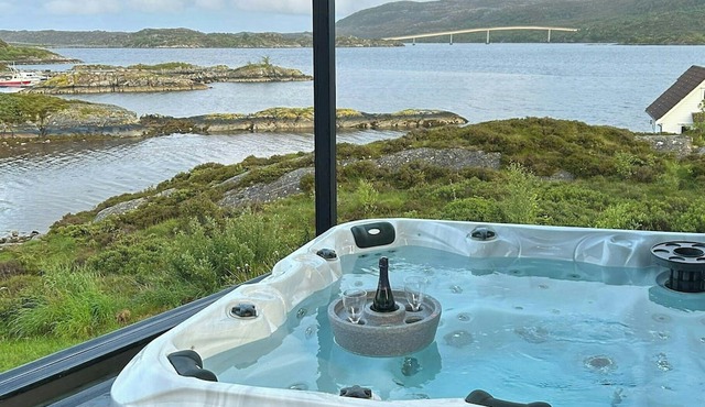 Cabin with sea views in Mjømna