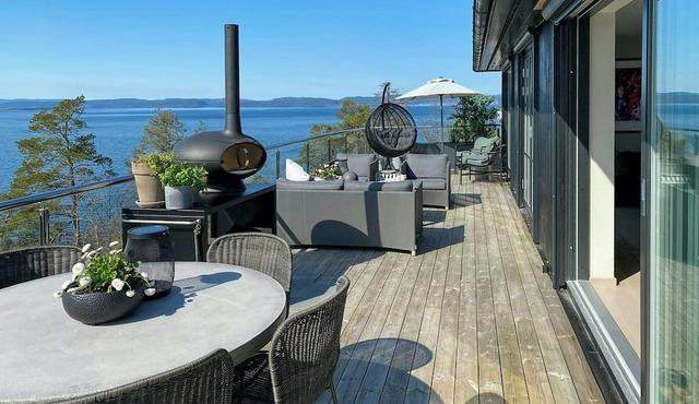 House with gym and sea path on Jeløya