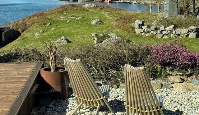 Cabin by the fjord med spa and sea view