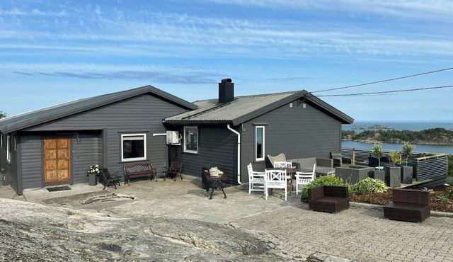Beautiful cabin with ocean view in Lyngmyr