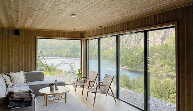 Cozy cabin with view over Åvedalsvannet
