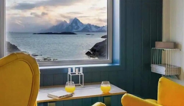 1950s functionalist cabin with Vågakallen views