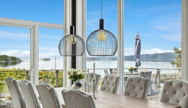 Luxurious seaside cabin in scenic Råkvåg