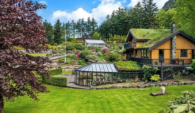 Cottage with rhododendron garden near Ålgård