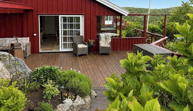 Garden cottage with shared dock near Mandal