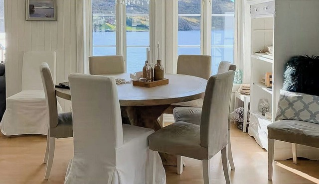 Coastal cabin with panoramic views in Høvikstranda
