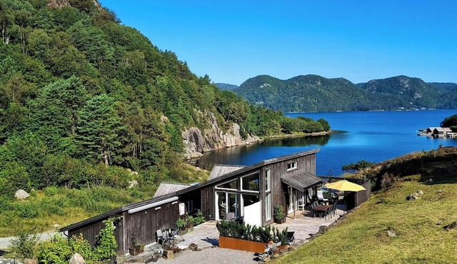 Beach cottage with sea view by Grønsfjorden