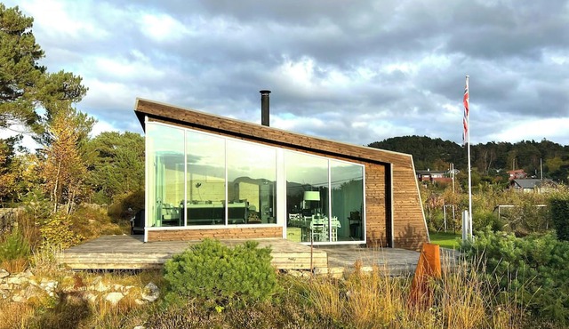 Architect-designed cabin with sea view