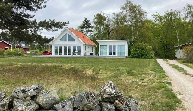 Bright house with sea view at Lindö