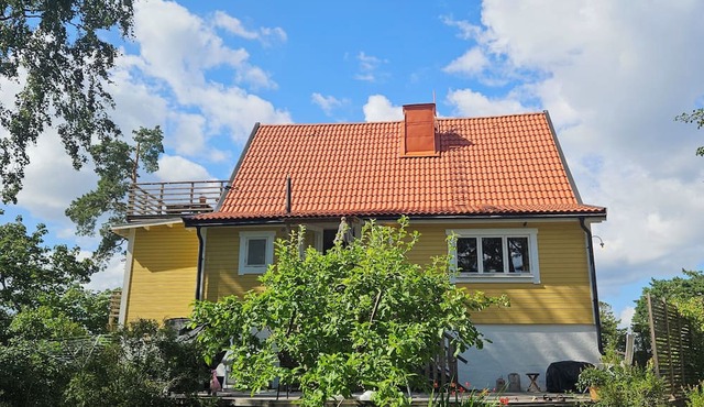 A lush, authentic setting surrounded by nature, yet close to both the city and the archipelago!