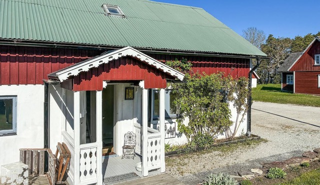 Awesome home in Lärbro with house sea view