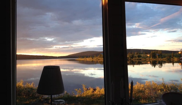 Lakeside cottage with magnificent views, in the middle of nature, and chance of northern lights. in Norrbottens län