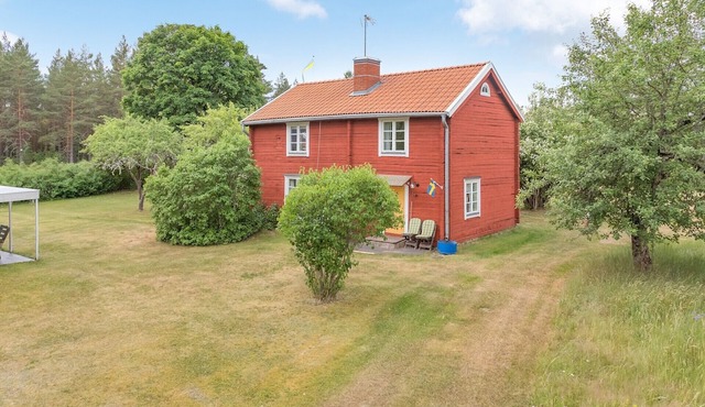 Cozy cottage with proximity to lake with jetty | SE05017